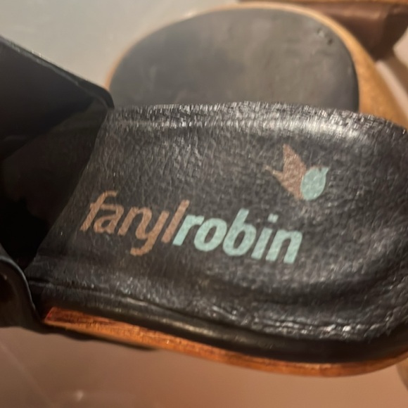 2 pairs of Sandals - Picture 7 of 8